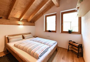 4 quartos, escrivaninha, berço de viagem, Wi-Fi