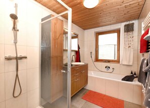 Douche, séchoir à cheveux, serviettes fournies, savon