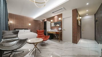 Ein modernes Hotelzimmer mit Bett, Schreibtisch, Stuhl und Bad.