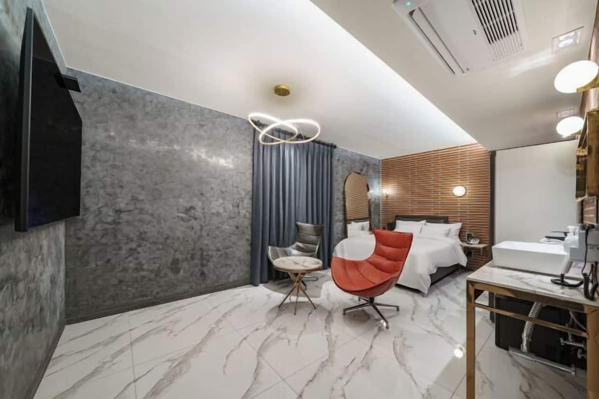 أغطية فراش متميزة وألحفة محشوة بالريش وواي فاي مجانًا وملاءات أسرّة
