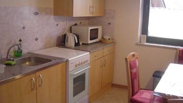 Fridge, microwave, oven, coffee/tea maker