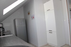 Réfrigérateur, un four, lave-vaisselle