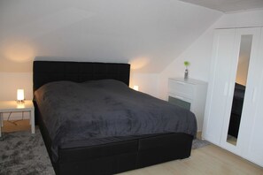 3 bedrooms, desk, WiFi, bed sheets