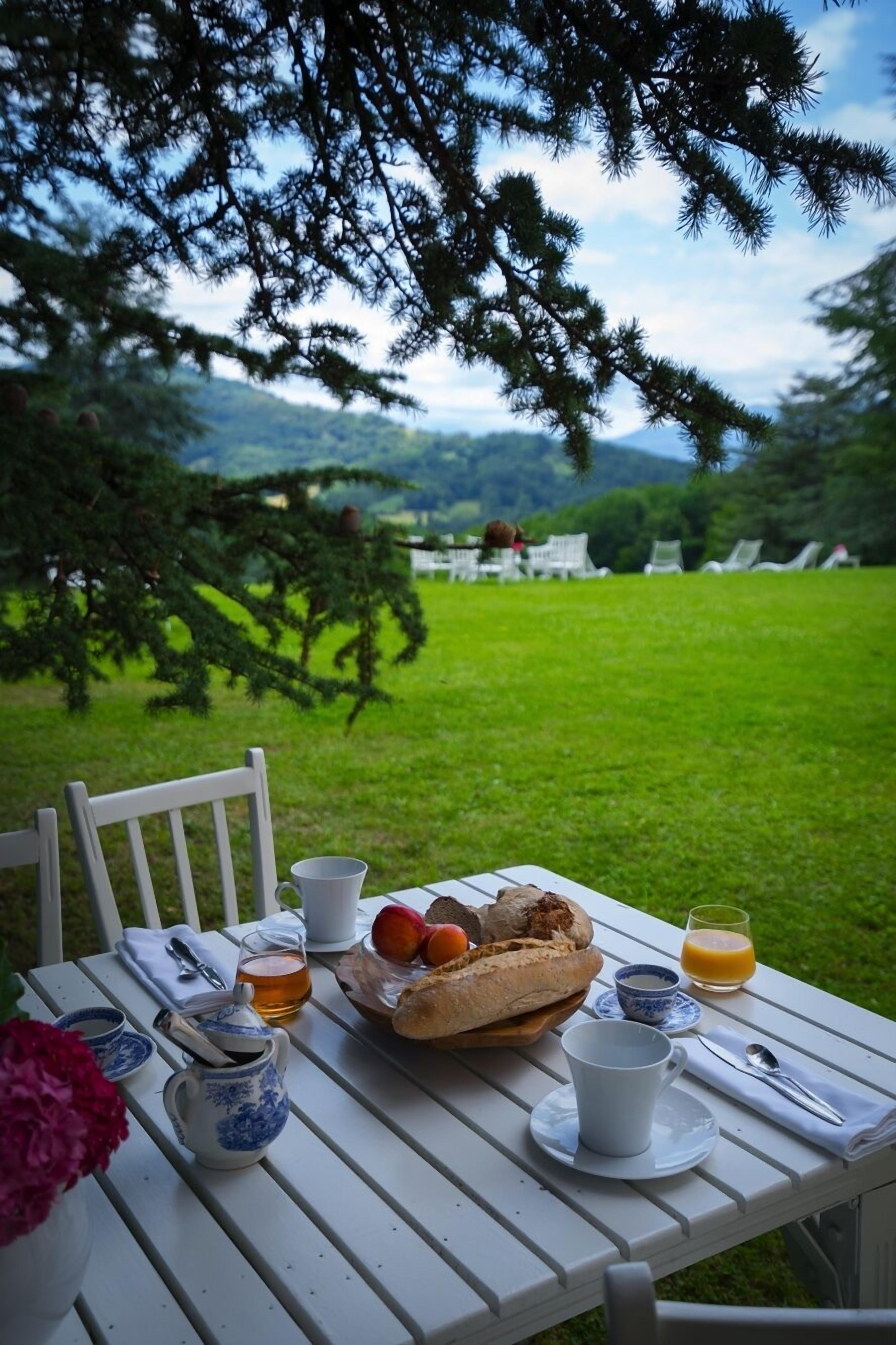 Daily cooked-to-order breakfast (EUR 12 per person)