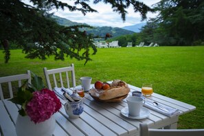 Tägliches nach Wunsch zubereitetes Frühstück (12 EUR pro Person)