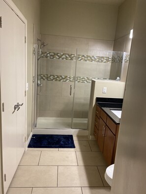 Combined shower/tub