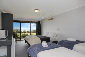 Family Room | Blackout curtains, soundproofing, free WiFi, bed sheets - Ocean Road Motel (Skenes Creek)