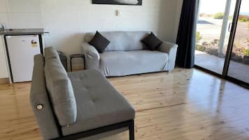 Estudio estándar, vista al océano | Área de sala de estar | Smart TV