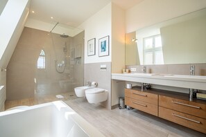 Dusche, Haartrockner, Handtücher