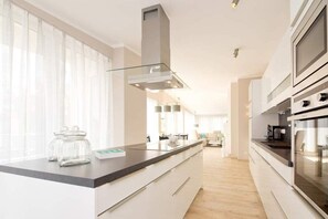 Kühlschrank, Mikrowelle, Ofen, Geschirrspüler