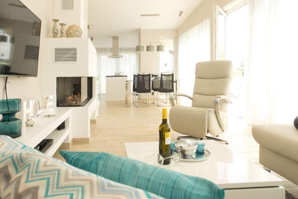 TV, fireplace