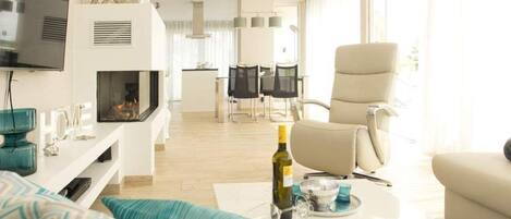 TV, fireplace