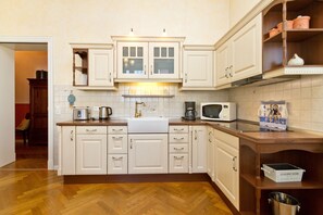 Køleskab, mikrobølgeovn, opvaskemaskine, højstol