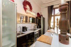 Kühlschrank, Ofen, Geschirrspüler, Wasserkocher mit Kaffee-/Teezubehör