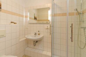 Een douche, een haardroger, handdoeken