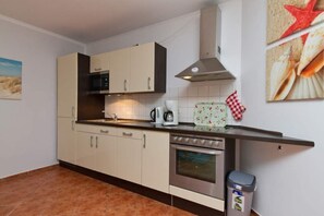 Fridge, oven, dishwasher, coffee/tea maker