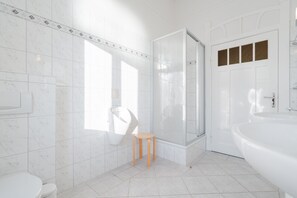 Dusche, Haartrockner, Handtücher