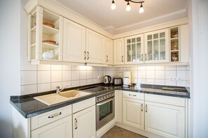 Kühlschrank, Ofen, Geschirrspüler, Wasserkocher mit Kaffee-/Teezubehör