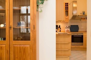 Kühlschrank, Mikrowelle, Ofen, Geschirrspüler