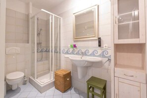 Douche, séchoir à cheveux, serviettes fournies