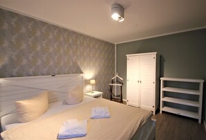 2 bedrooms, travel crib, WiFi