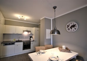 Køleskab, ovn, opvaskemaskine, kaffe-/temaskine