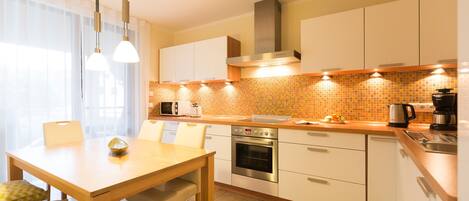 Réfrigérateur, four, lave-vaisselle, cafetière/bouilloire