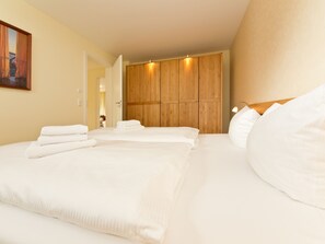 2 Schlafzimmer, Schreibtisch, Reisekinderbett, WLAN