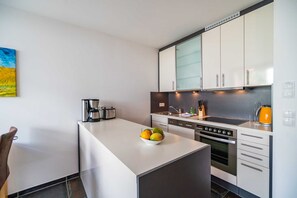 Kühlschrank, Ofen, Geschirrspüler, Wasserkocher mit Kaffee-/Teezubehör