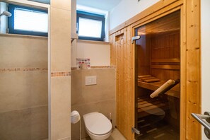 Douche, sèche-cheveux, serviettes fournies