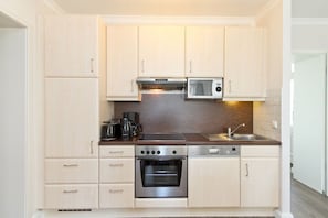 Kühlschrank, Mikrowelle, Ofen, Geschirrspüler