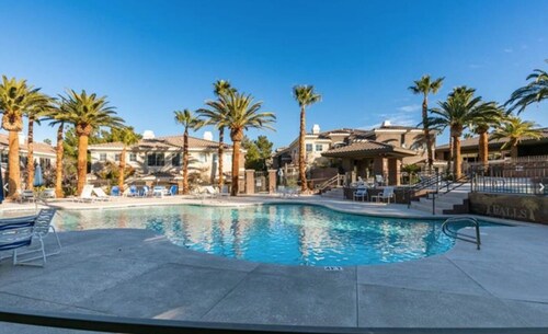 Bohemian vibe* Resort style 3 bed 2 bath condo* FREE Wifi and assigned parking