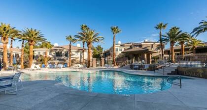 Bohemian vibe* Resort style 3 bed 2 bath condo* FREE Wifi and assigned parking