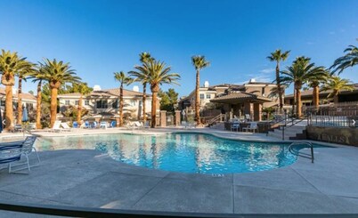 Bohemian vibe* Resort style 3 bed 2 bath condo* FREE Wifi and assigned parking