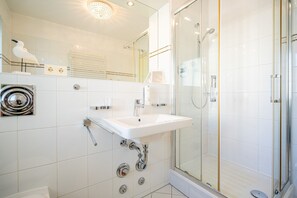 Dusch, hårtork och handdukar