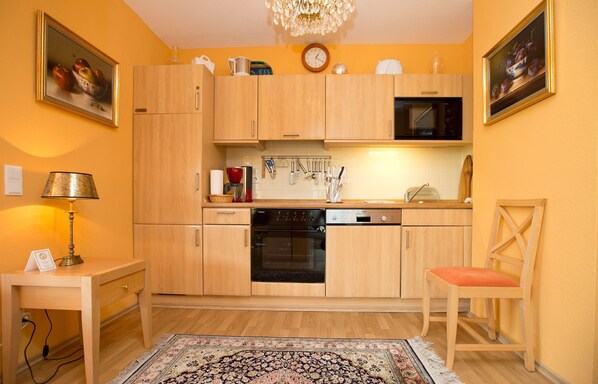 Kühlschrank, Mikrowelle, Ofen, Geschirrspüler