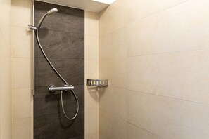 Een douche, een haardroger, handdoeken