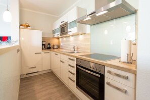 Geladeira, micro-ondas, fogão, lava-louças