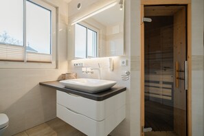 Douche, sèche-cheveux, serviettes fournies