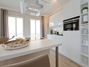 Kühlschrank, Mikrowelle, Ofen, Geschirrspüler
