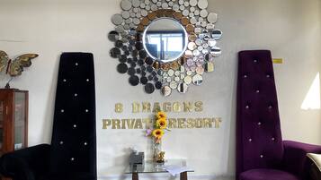 Coin salon dans le hall