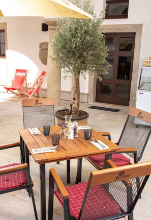 Outdoor dining - Chateau Třešť (Trest)