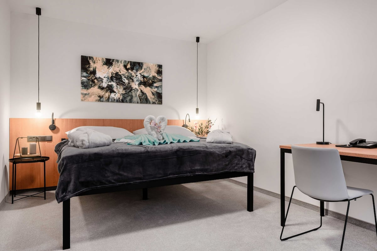 Habitación doble superior | Ropa de cama hipoalergénica y caja de seguridad en la habitación