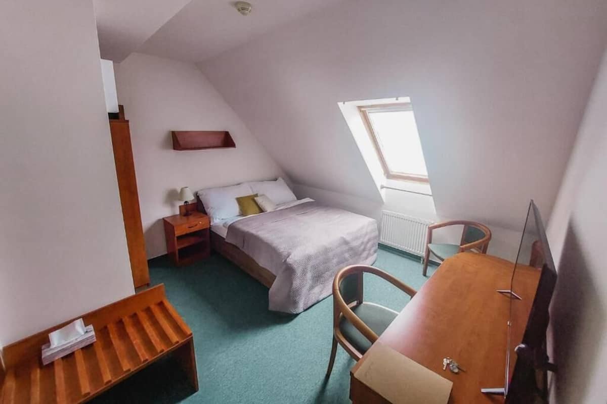 Habitación doble económica | Ropa de cama hipoalergénica y caja de seguridad en la habitación