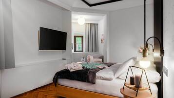 Deluxe Apartment | Peralatan tempat tidur hipoalergenik, peti besi dalam bilik, meja