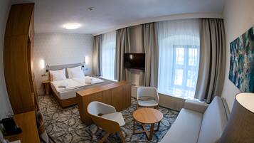 Deluxe Room | Hypo-allergenic bedding, in-room safe, desk, laptop workspace