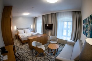 Rom – deluxe | Allergitestet sengetøy, safe på rommet og skrivebord