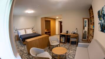 Deluxe Room | Hypo-allergenic bedding, in-room safe, desk, laptop workspace