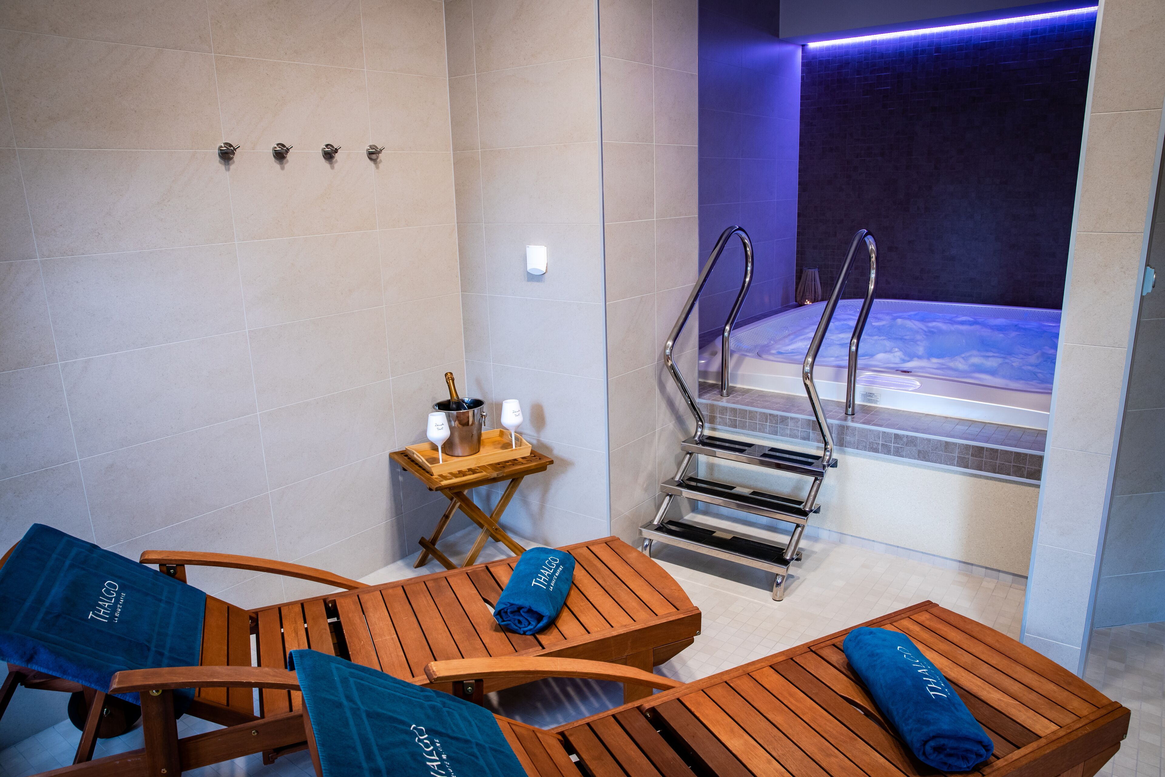 3 ห้องทรีทเมนท์, บริการนวด