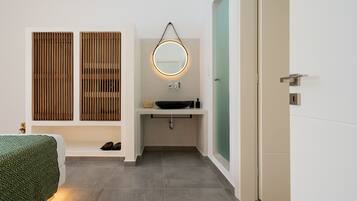 3 bedrooms, premium bedding, memory-foam beds, in-room safe